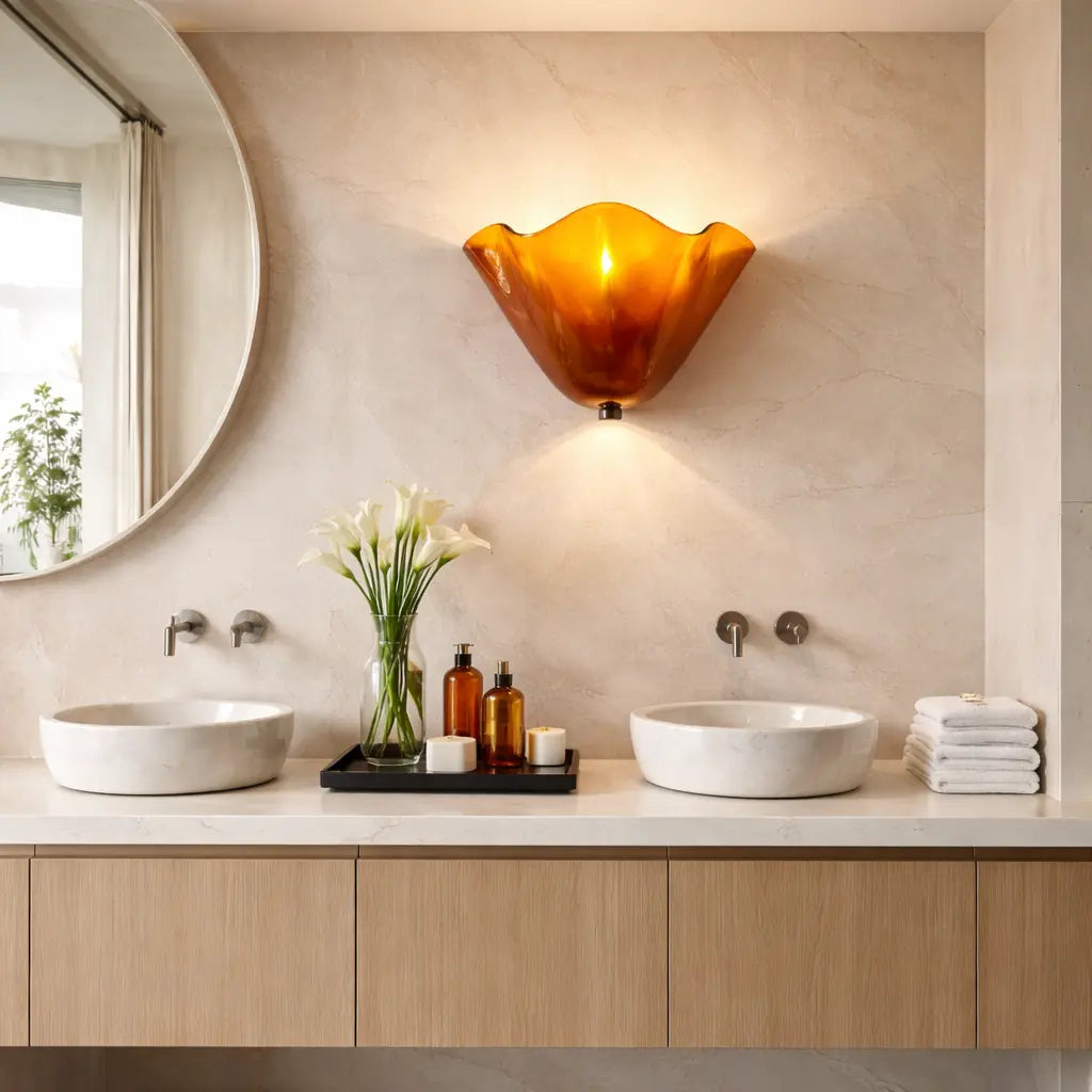 Applique murale en verre ambre pecan installée au mur au-dessus d’un meuble vasque