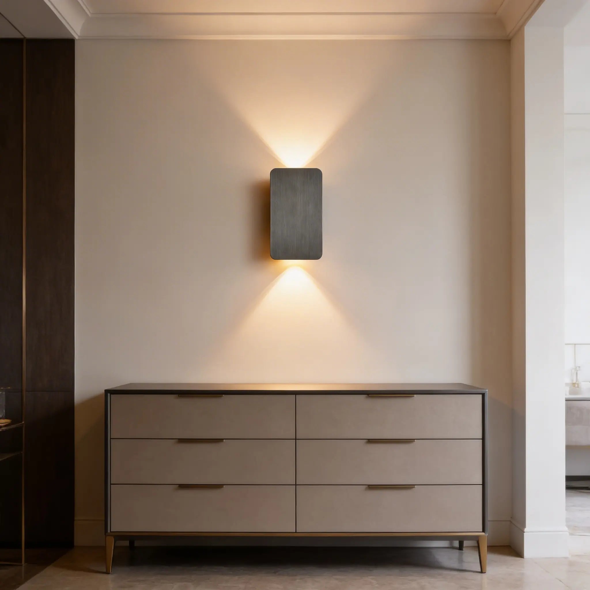 Applique murale LED grise installée au-dessus d’une commode, éclairage mural décoratif